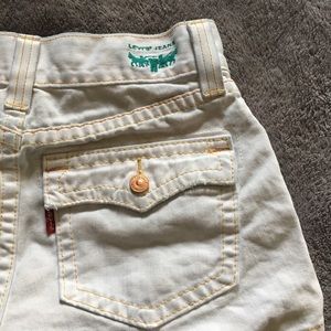 Size 7 Slouch 504 Levi’s jean shorts light wash